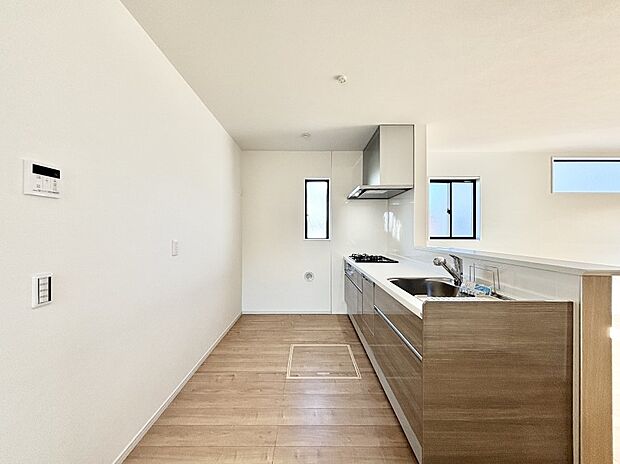 【ダイニングキッチン】爽やかな風が通り抜けるキッチン。窓があるので明るく換気にも役立ちます。