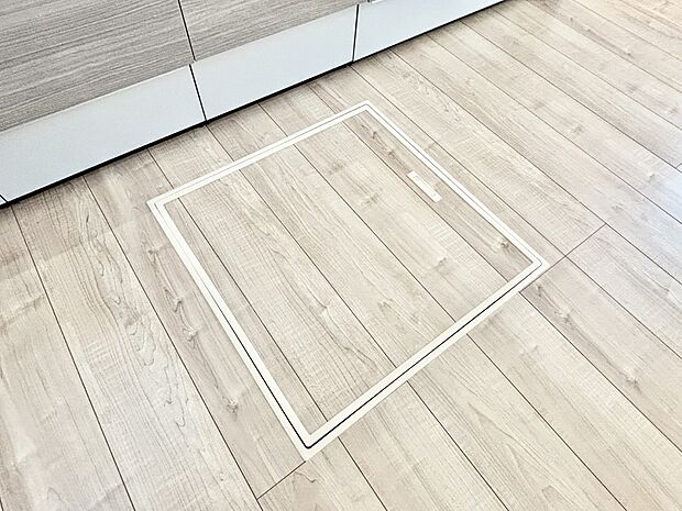 【その他設備(床下収納)】床下収納付き!日用品・非常用品の収納にも大活躍。