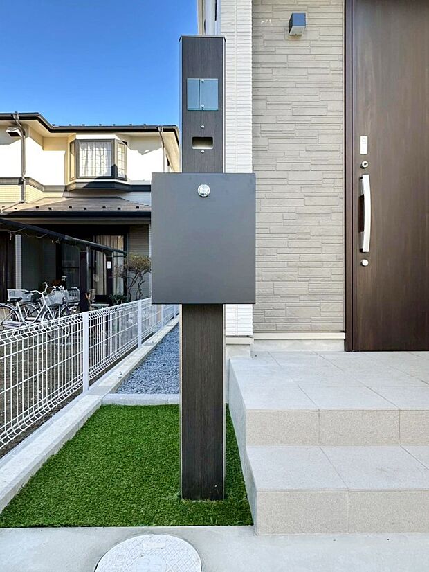 【その他現地】シンプルデザインのポスト。