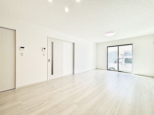 【リビングダイニング】大きな窓からたっぷりの陽光と風を感じられるリビング