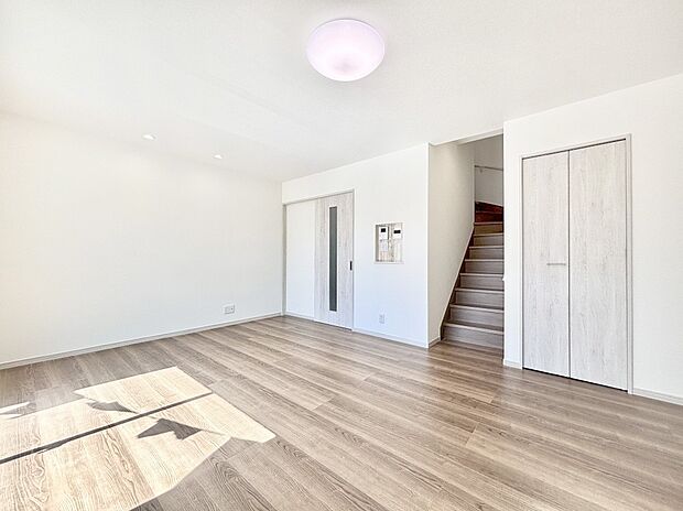 【リビングダイニング】家族団らんの時間も増えそうなくつろぎのリビングダイニング。   