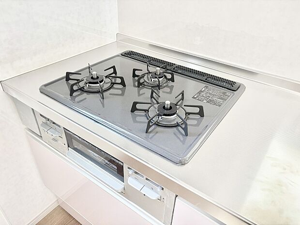 【その他設備(三ツ口コンロ)】三口ガスコンロでお料理が一気にはかどりそう。  