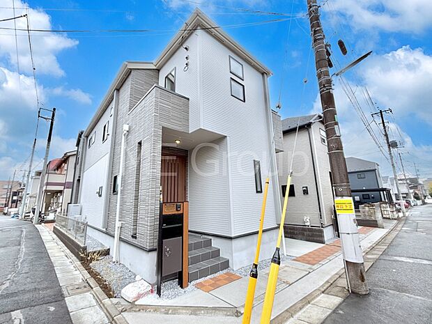 【現地外観写真】洗練された外観、上質な住空間が広がる室内は永く安心して過ごせる住居です。 