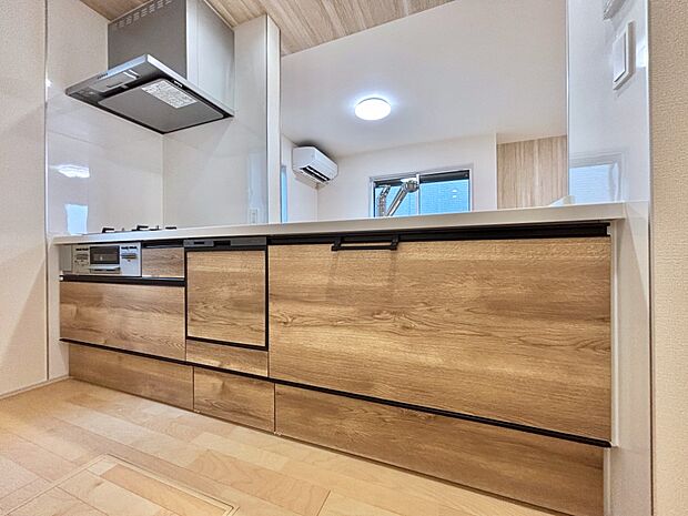 【ダイニングキッチン】料理をしながらご家族との会話を楽しめる対面カウンターキッチン