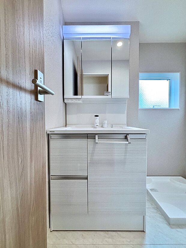 【洗面台・洗面所】大きく見やすい三面鏡で清潔感ある洗面台は、身だしなみチェックや肌のお手入れにおすすめです。