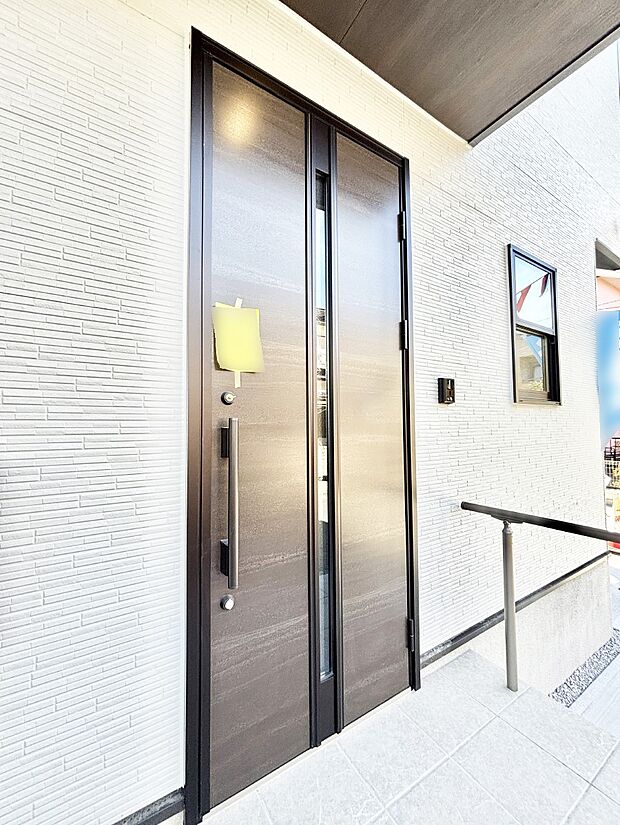 【玄関】玄関前は雨が降っても濡れにくい屋根付き