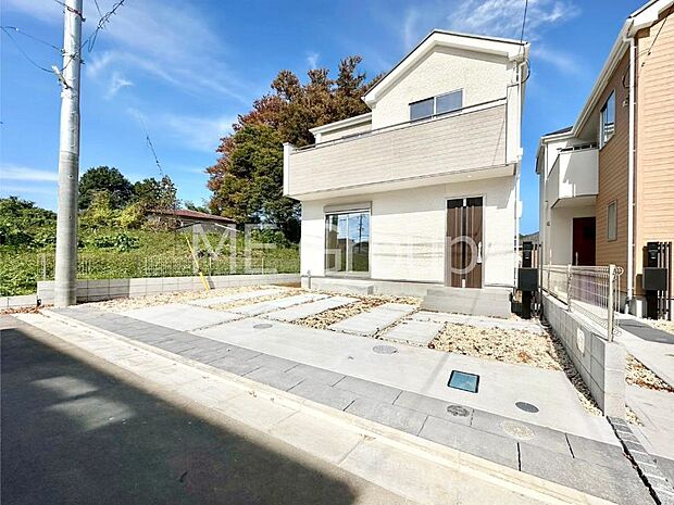 【現地外観写真】洗練された外観、上質な住空間が広がる室内は永く安心して過ごせる住居です。 