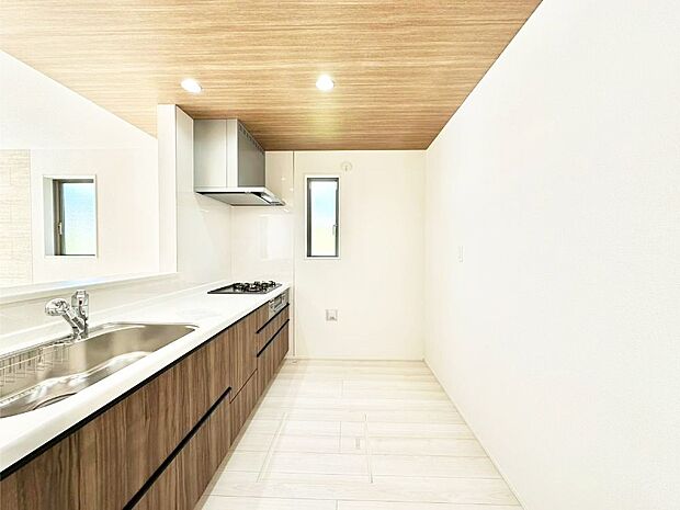 【ダイニングキッチン】爽やかな風が通り抜けるキッチン。窓があるので明るく換気にも役立ちます。