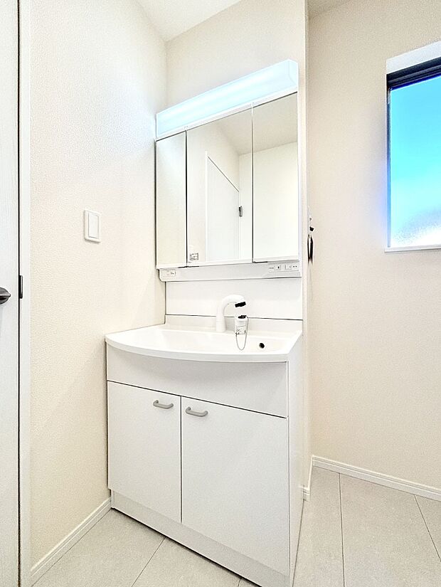 【洗面台・洗面所】大きく見やすい三面鏡で清潔感ある洗面台は、身だしなみチェックや肌のお手入れにおすすめです。