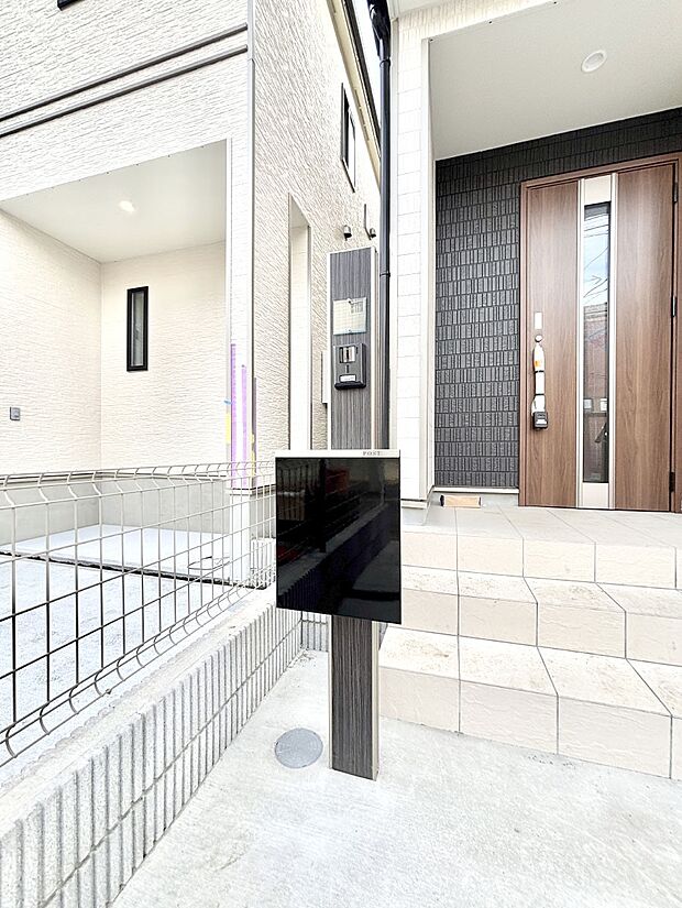 【その他現地】シンプルデザインのポスト。