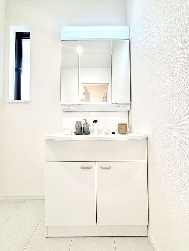 【洗面台・洗面所】大きく見やすい三面鏡で清潔感ある洗面台は、身だしなみチェックや肌のお手入れにおすすめです。