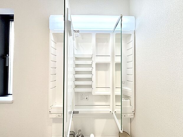 【その他設備(三面鏡裏収納)】三面鏡の裏に、化粧品や衛生用品などを収納可能。洗面台をすっきりと保ちます!