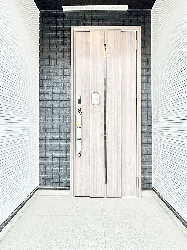 【玄関】玄関前は雨が降っても濡れにくい屋根付き