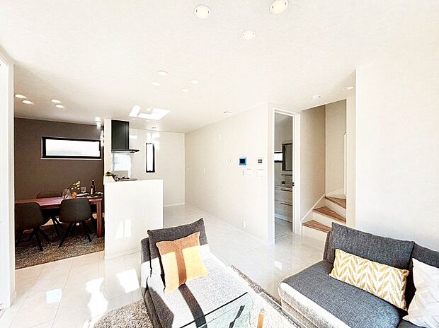 【リビングダイニング】家族団らんの時間も増えそうなくつろぎのリビングダイニング。