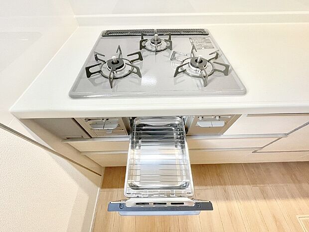 【その他設備(三ツ口コンロ)】三口ガスコンロでお料理が一気にはかどりそう。  