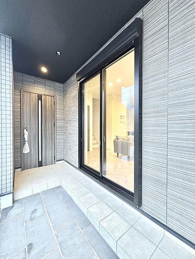 【玄関】大切な家族、来客を出迎える玄関。