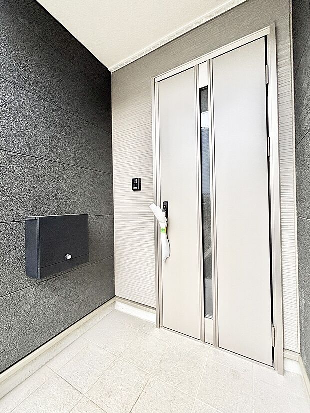 【玄関】大切な家族、来客を出迎える玄関。