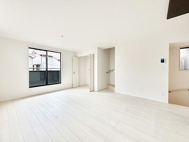 【ダイニング】明るい陽光が注ぎ、寛ぎの雰囲気に満たされるダイニング。