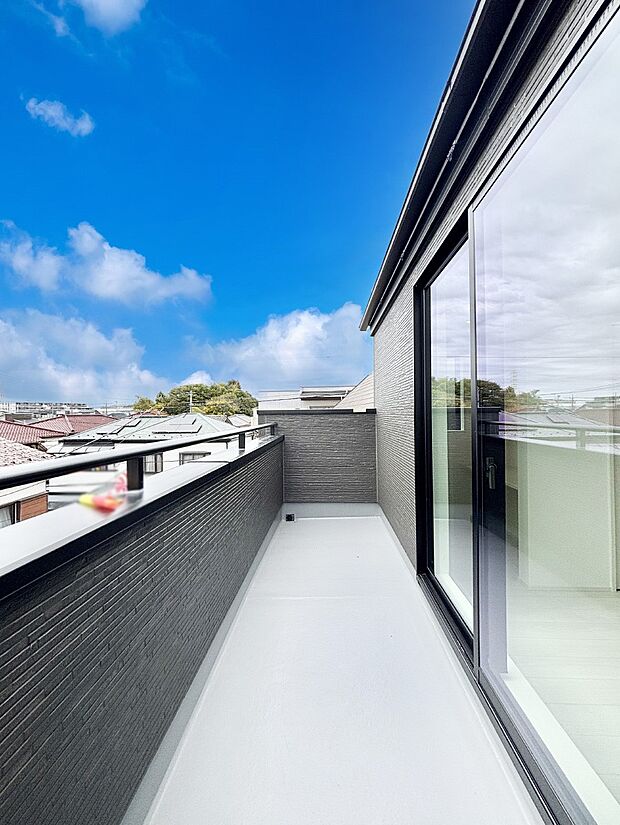 【バルコニー】ゆったりバルコニーだから沢山お洗濯ものを干せます。