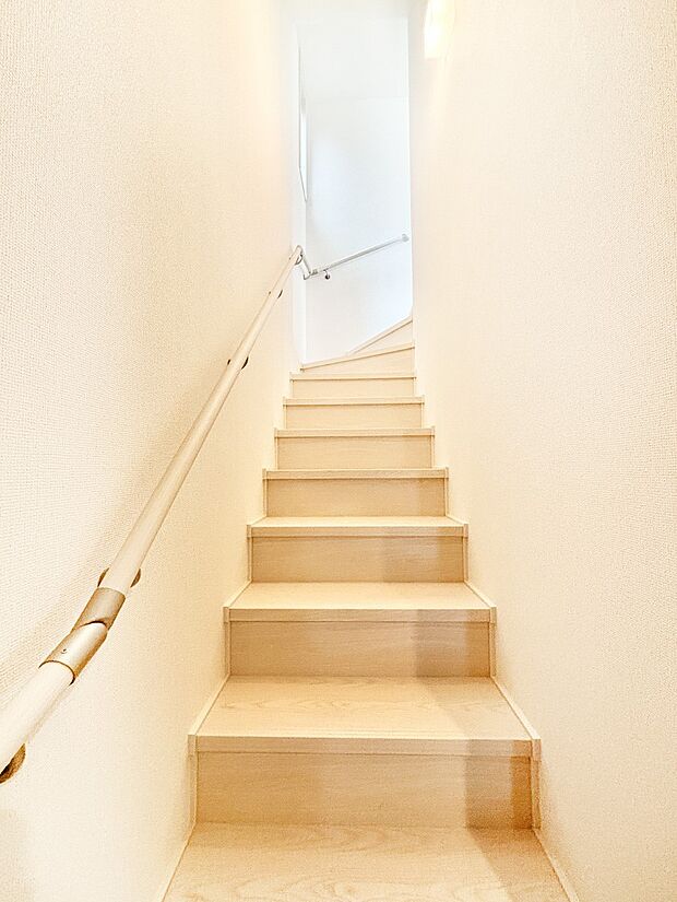 【その他内観】安全性を考慮し階段には手すりを設置しています