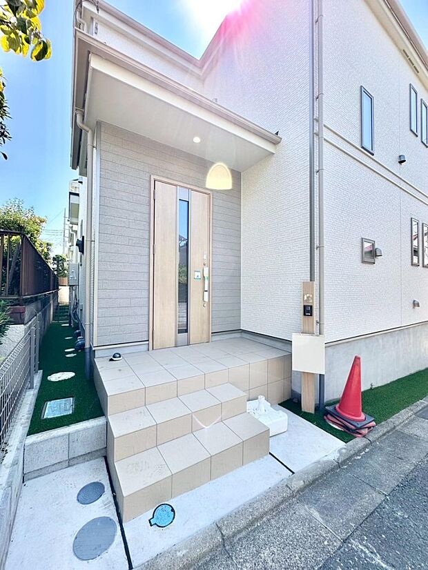 【玄関】玄関前は雨が降っても濡れにくい屋根付き  