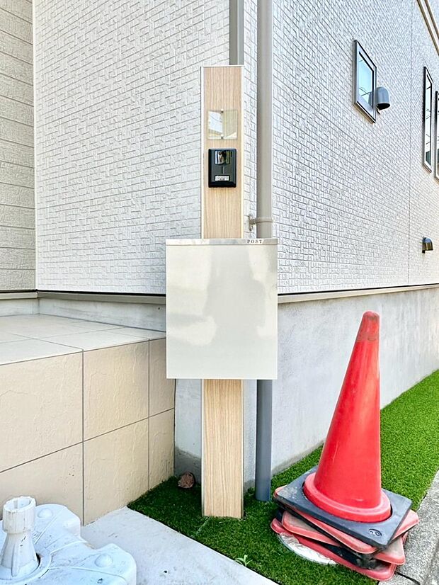 【その他現地】シンプルなデザインのポスト  
