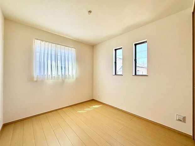 【子供部屋】窓からのやさしい光が心地よいプライベートルーム  