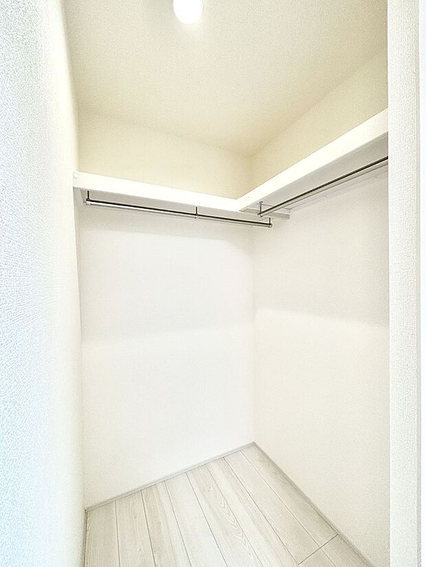 【ウォークインクローゼット】ウォークインクローゼット付きで生活空間を広く利用できます。