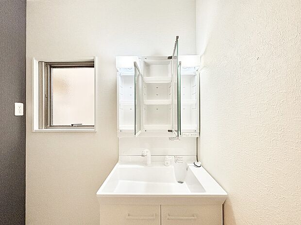 【三面鏡裏収納】三面鏡の裏に、化粧品や衛生用品などを収納可能。洗面台をすっきりと保ちます!