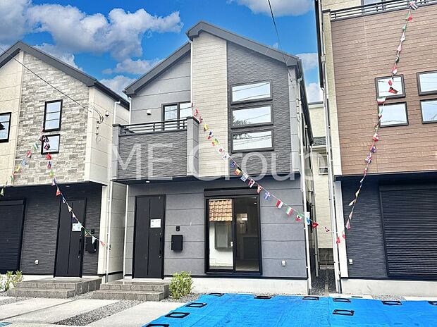 【現地外観写真】暮らしやすさと居心地の良さにこだわったシンプルで飽きのこないデザイン ！