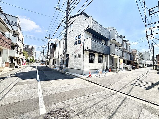 【前面道路含む現地写真】角地なので日当たりも良く、お家が堂々として見えます。