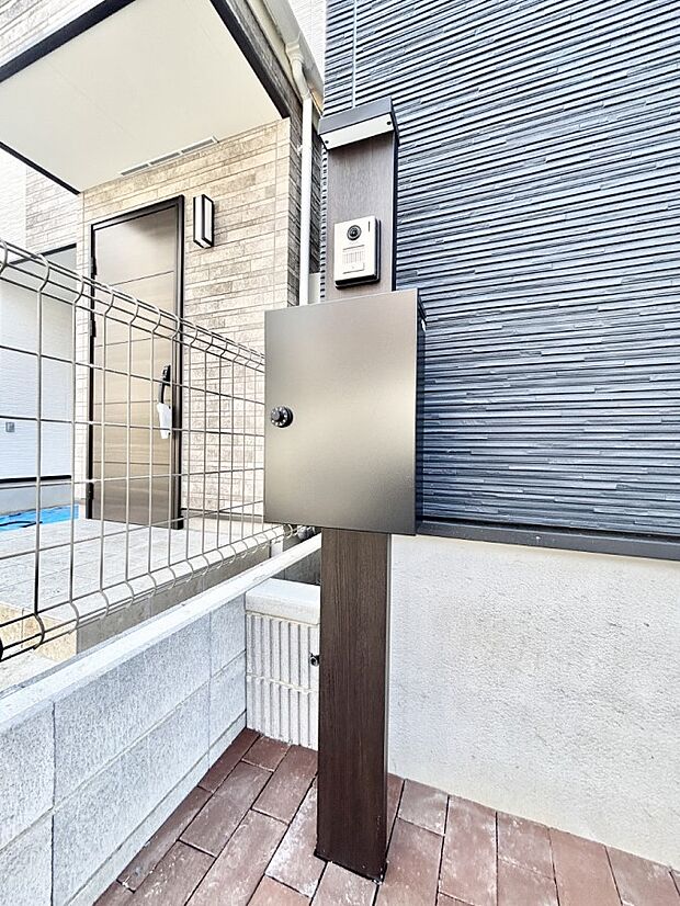 【その他現地】表札・インターホン・ポストをひとつに集約。エントランスになじむシンプルデザイン。