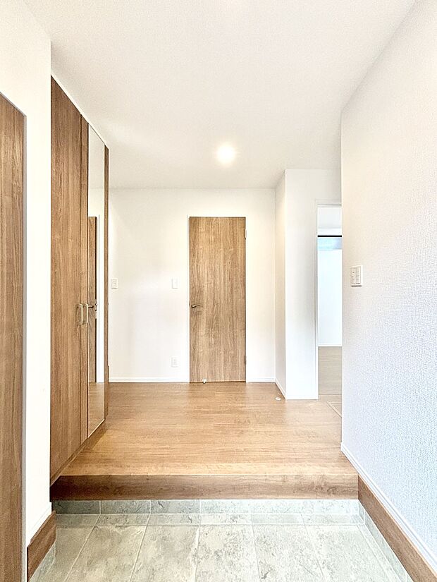 【玄関】家族の帰宅やお客様をあたたかく迎える玄関