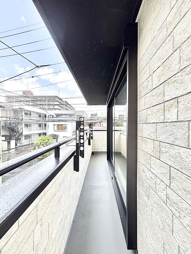 【バルコニー】暖かな陽光が降り注ぐバルコニーはお洗濯におすすめ。爽やかな風も心地よいです。