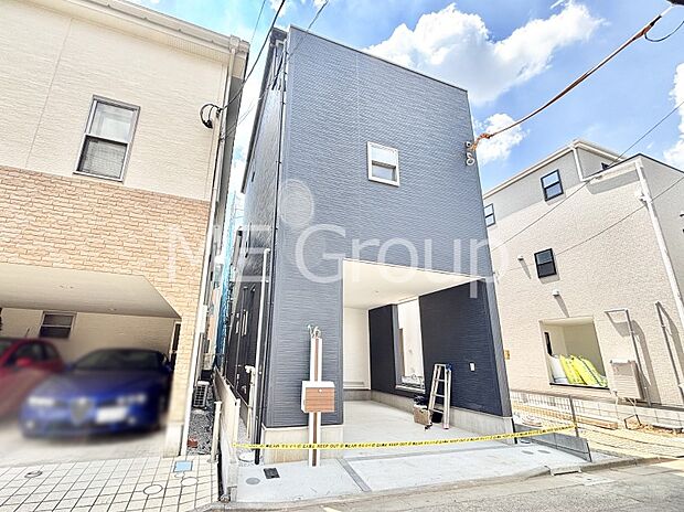 【現地外観写真】洗練された外観、上質な住空間が広がる室内は永く安心して過ごせる住居です。 