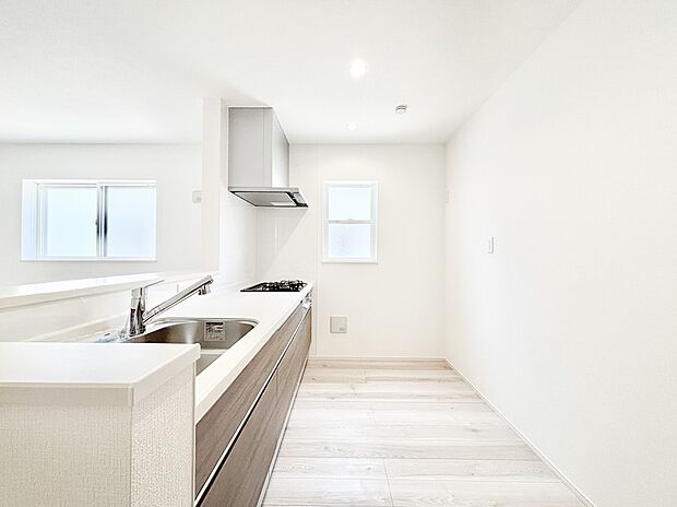 【ダイニングキッチン】爽やかな風が通り抜けるキッチン。窓があるので明るく換気にも役立ちます。