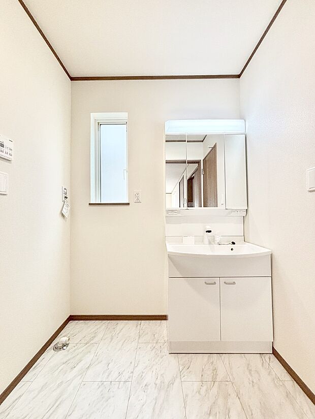 【脱衣場】清潔感のある快適空間です。毎日の身支度も気持ち良くお使い頂けます。