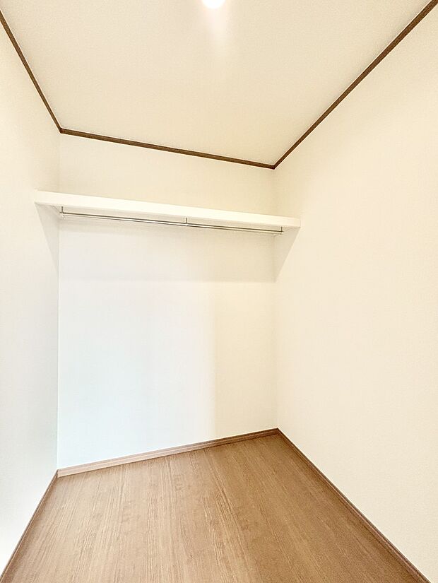 【ウォークインクローゼット】ウォークインクローゼット付きで生活空間を広く利用できます。