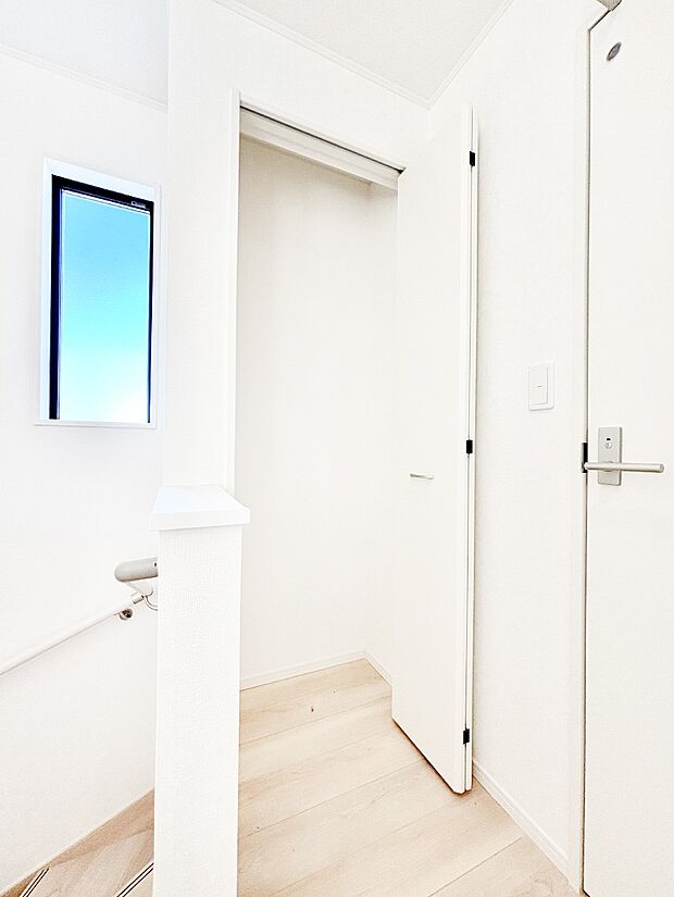 【収納】2階廊下収納。掃除用品や日用品のストックなどを収納できます。　