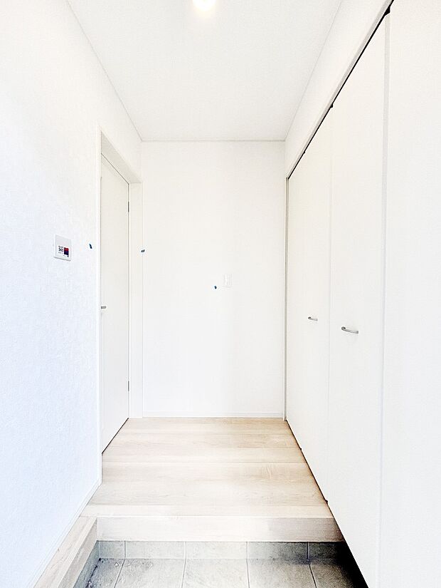 【玄関】ご家族やお客様を気持ちよくお出迎えできる穏やかな雰囲気の玄関です。