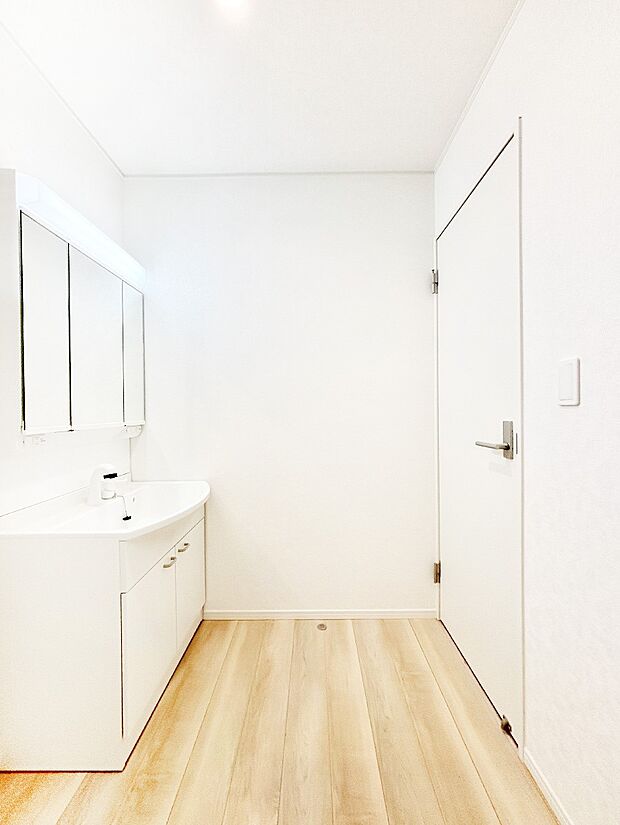 【ランドリースペース】清潔感溢れるホワイトカラーを基調としたランドリースペース