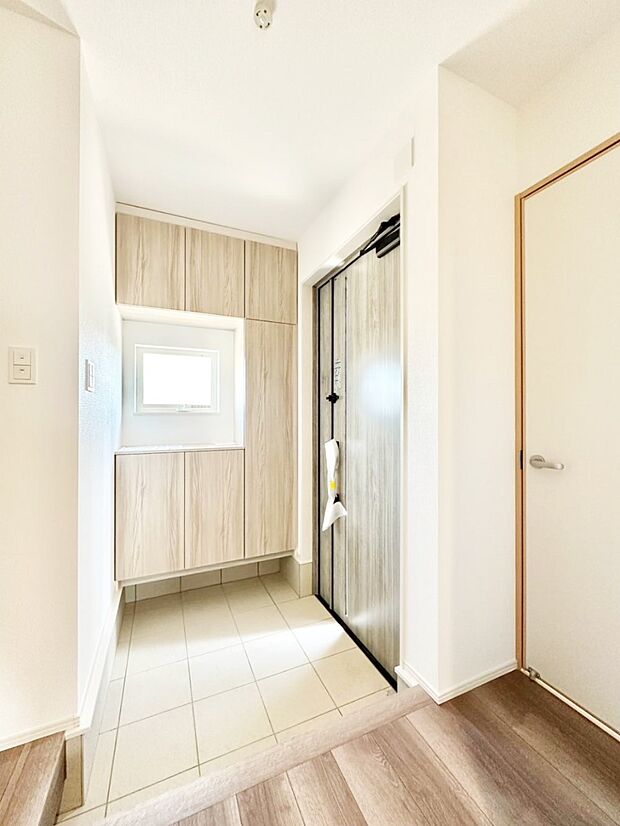 【玄関】下駄箱はご家族の写真や季節のインテリアで飾り棚として演出できます