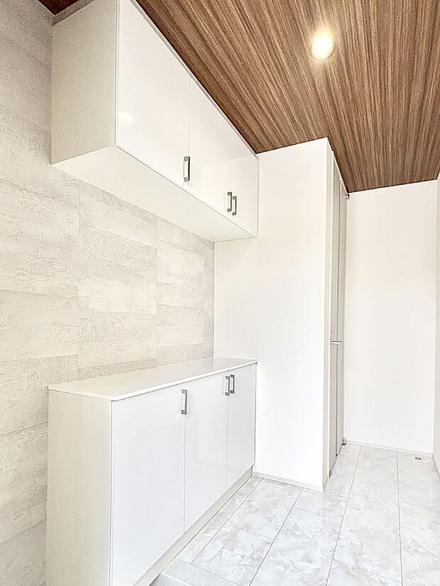 【シューズボックス】たっぷり収納できるシューズボックスで家族全員の靴も、玄関すっきり。  