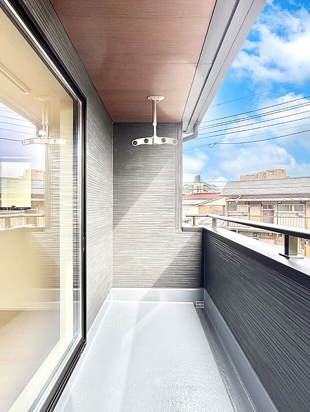 【バルコニー】暖かな陽光が降り注ぐバルコニーはお洗濯におすすめ。爽やかな風も心地よいです。