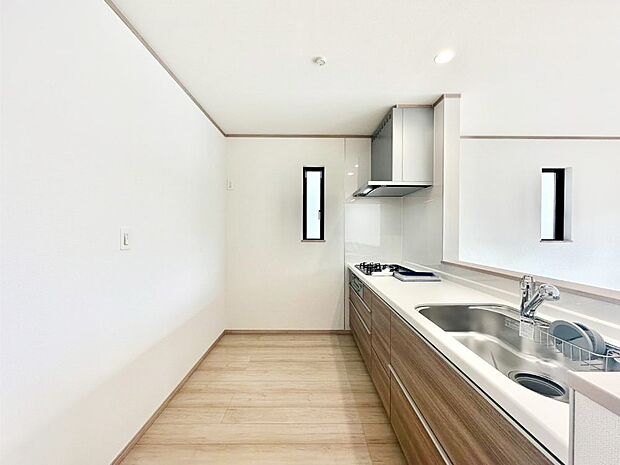 【キッチン】ゆとりあるキッチンではご家族と楽しくお料理ができます。