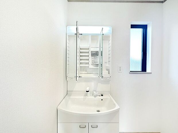 【三面鏡裏収納】三面鏡の裏に、化粧品や衛生用品などを収納可能。洗面台をすっきりと保ちます！