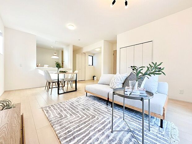 【ダイニング】明るい陽光が注ぎ、寛ぎの雰囲気に満たされるダイニング。   