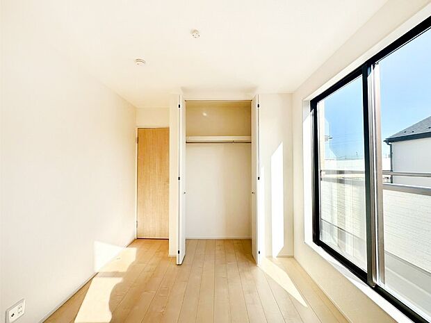 【寝室】使いやすい形でベットや家具の置き方にも困ることもありません。   