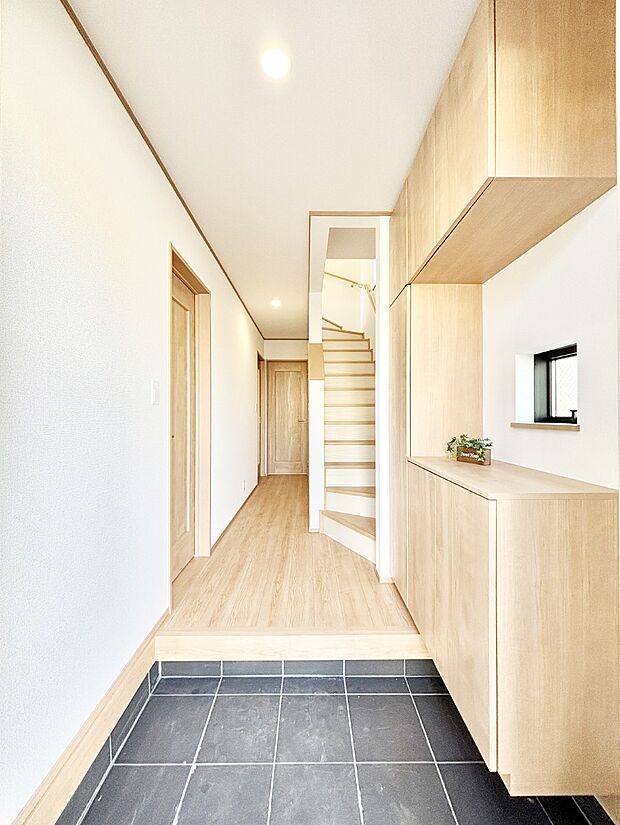 【玄関】家族の帰宅やお客様をあたたかく迎える玄関