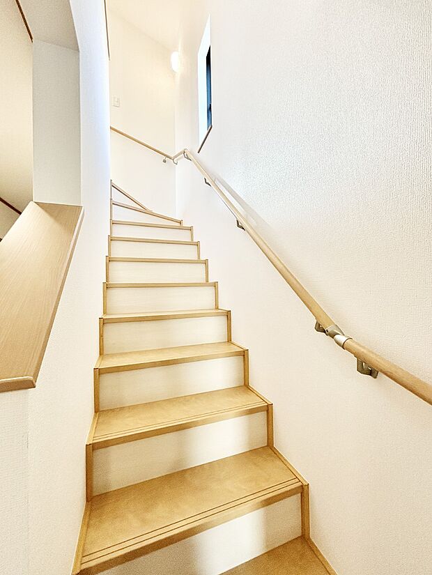 【その他内観】階段は手すり付きなので小さなお子さまやご高齢の方も安心です